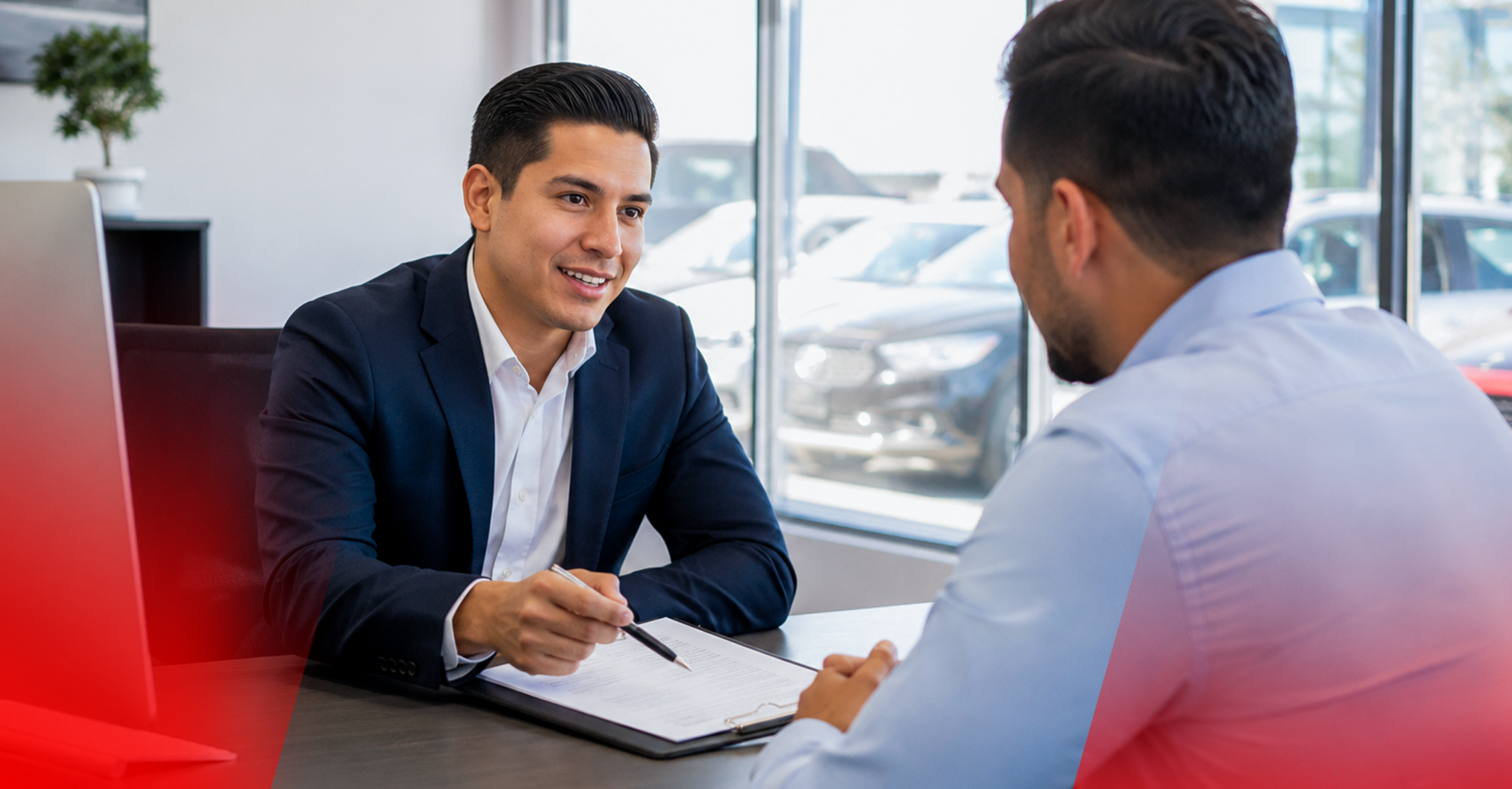 Asesor de TIP México explicando un esquema de leasing a un cliente empresarial.
